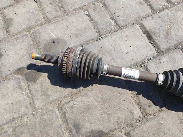 Привід передній лівий 8200535798 RENAULT