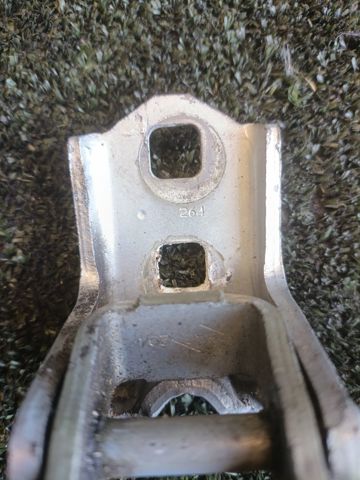 Петля передніх дверей 8200704552 RENAULT