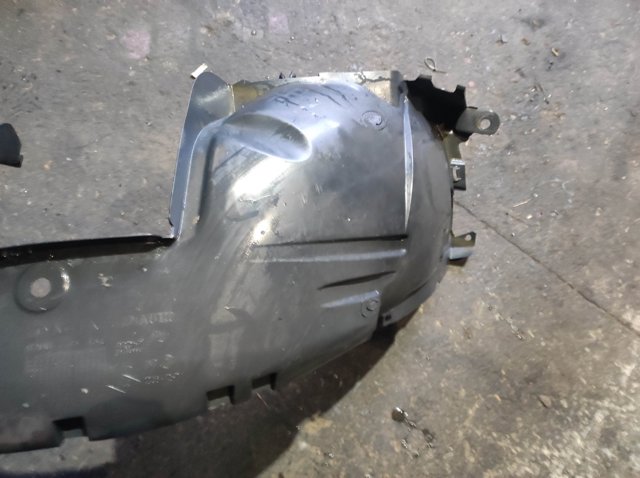 Підкрилок передній правий 8200735437 RENAULT
