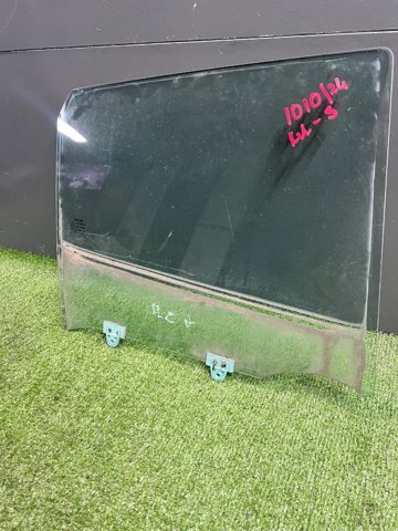 Скло заднє праве 823001KK1A NISSAN