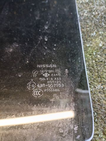 Скло задньої двері правої 823008H500 NISSAN
