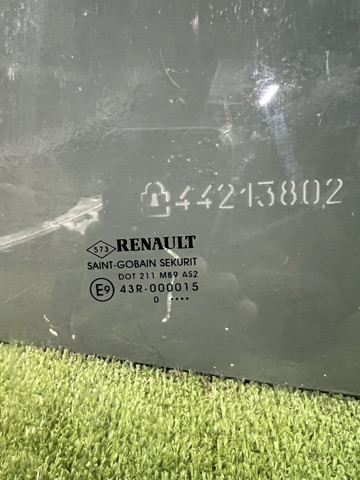 Скло задньої двері лівої 823010028R RENAULT