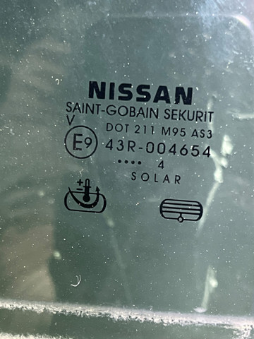 Скло задньої двері лівої 82301EB320 NISSAN