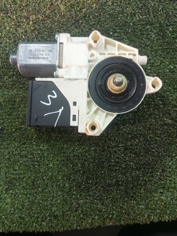 Моторчик склопідйомника двері задніх, лівих 827310185R RENAULT