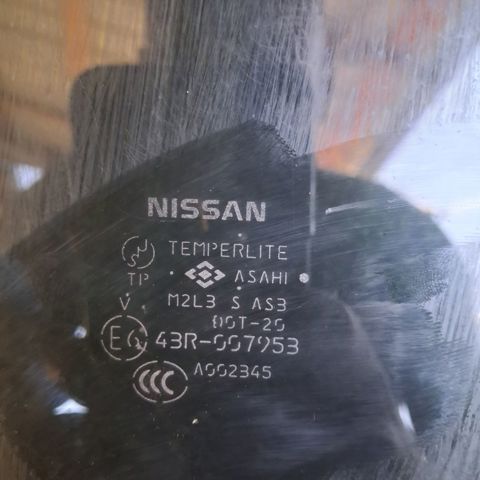Скло багажного відсіку, праве 833008H501 NISSAN