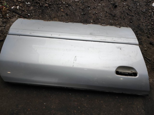 Пасажирські передні двері 8D0831052C VAG