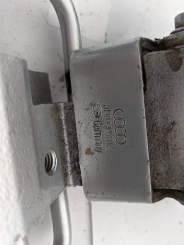 Завіса дверей задніх лівих 8D0833411C VAG