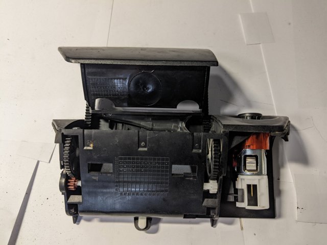 Попільничка центральної консолі 8D0857951B VAG