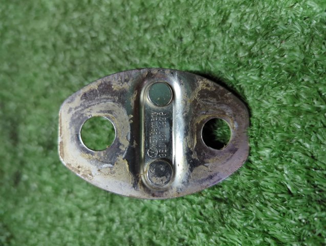 Фіксатор/петля (зацеп) замка дверей задньої 8Z0837033A VAG