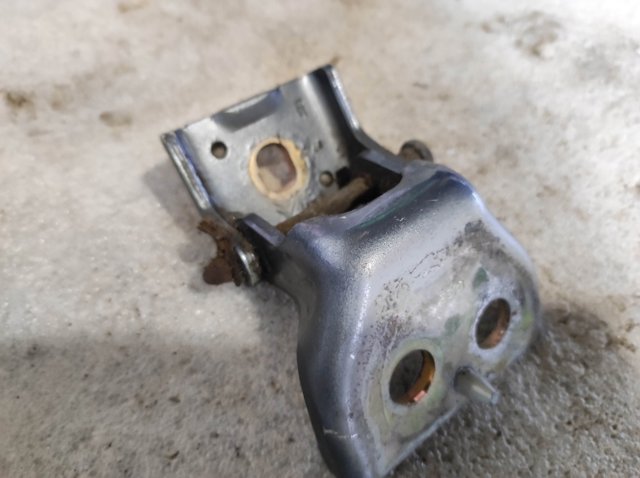 Петля передніх дверей лівих 9035G6 PEUGEOT