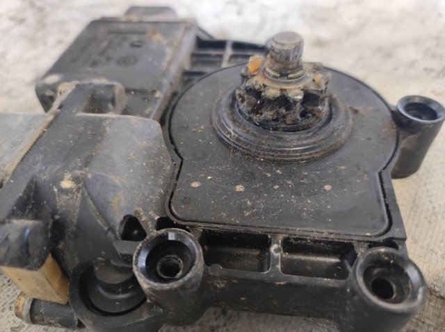 Склопідйомник передньої правої двері 90520228 OPEL