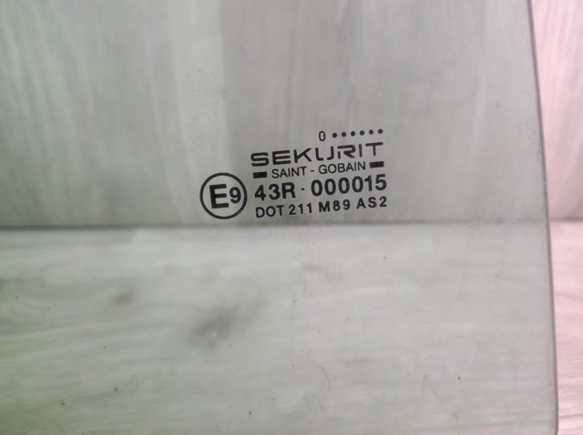 Скло передніх дверей, правих 920267 PEUGEOT