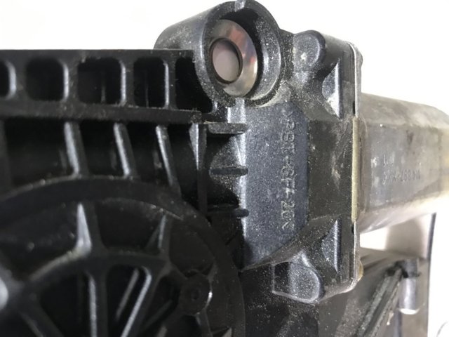 Двигун склопідіймача двері передньої, правої A0130821698 MERCEDES