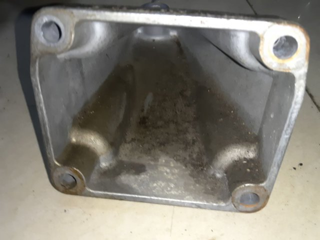 Кронштейн подушки (опори) двигуна, правої A1112231704 MERCEDES