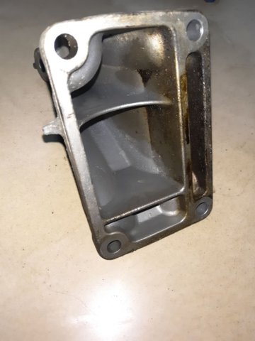 Кронштейн подушки (опори) двигуна, правої A1122232104 MERCEDES