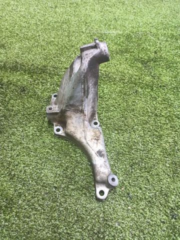 Кронштейн подушки (опори) двигуна, лівої A1372230404 MERCEDES