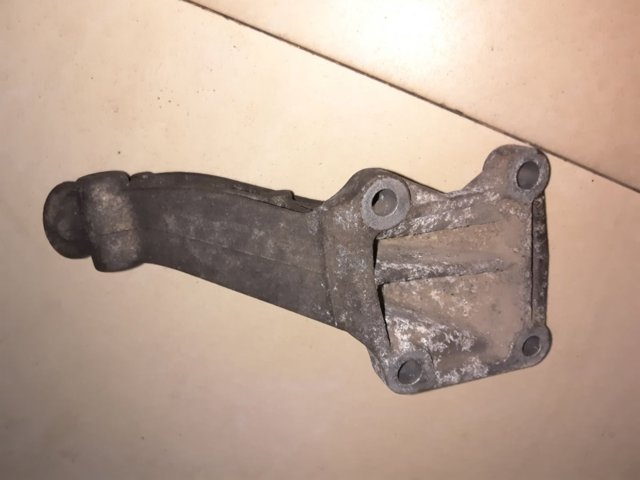 Кронштейн подушки (опори) двигуна, правої A1662230404 MERCEDES