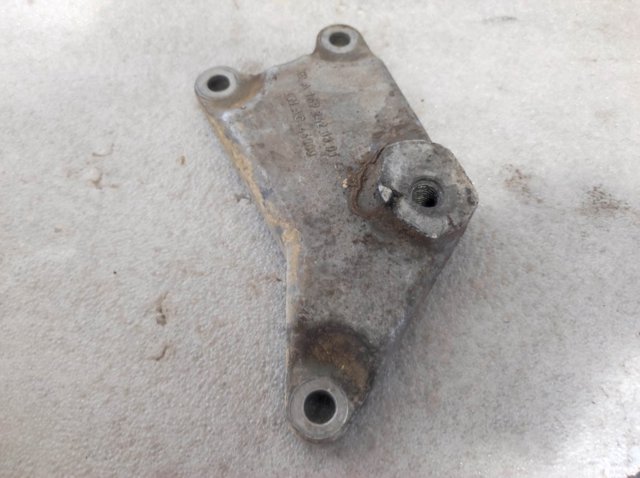 Кріплення кпп A1692420301 MERCEDES