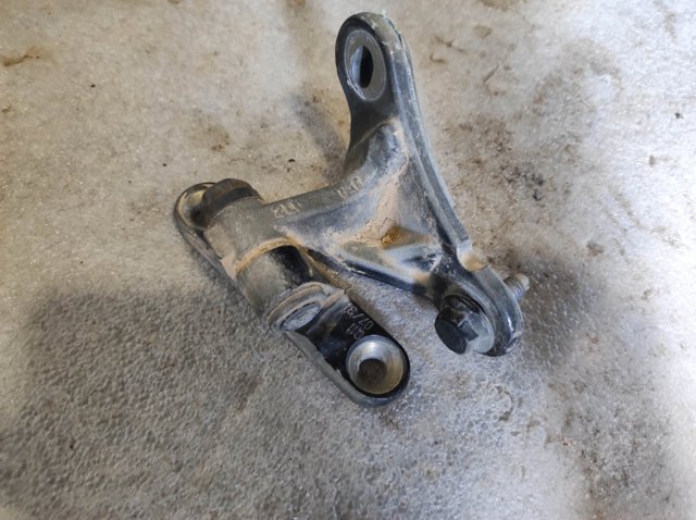 Петля водійських дверей A1697200137 MERCEDES