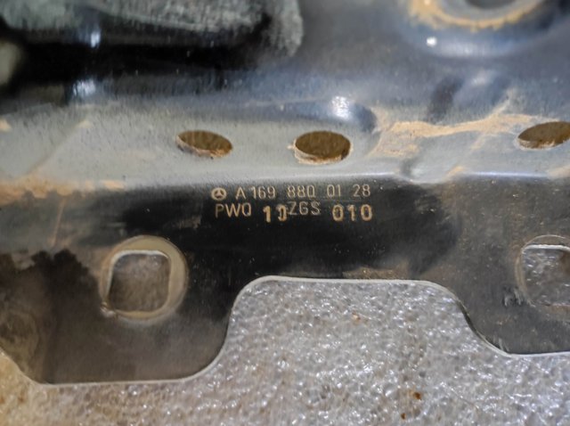 Шарнір капота лівий A1698800128 MERCEDES
