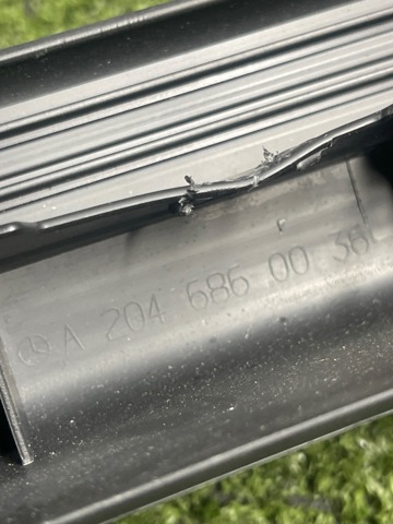 Накладка дверного порогу внутрішня, передня права A2046860036 MERCEDES