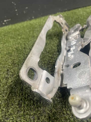 Шарнір капота правий A2048800828 MERCEDES
