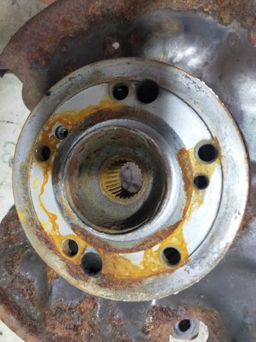 Цапфа поворотна права A2103509408 MERCEDES