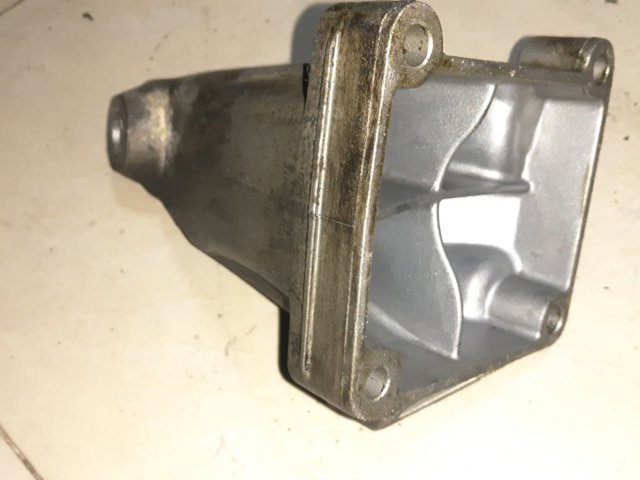 Кронштейн подушки (опори) двигуна, лівої A2712230904 MERCEDES