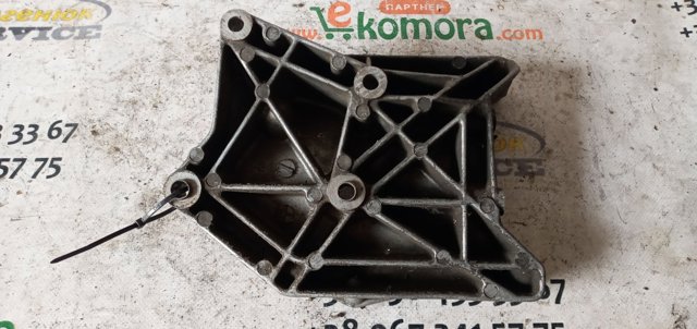 Кронштейн компресора кондиціонера A6052340239 MERCEDES