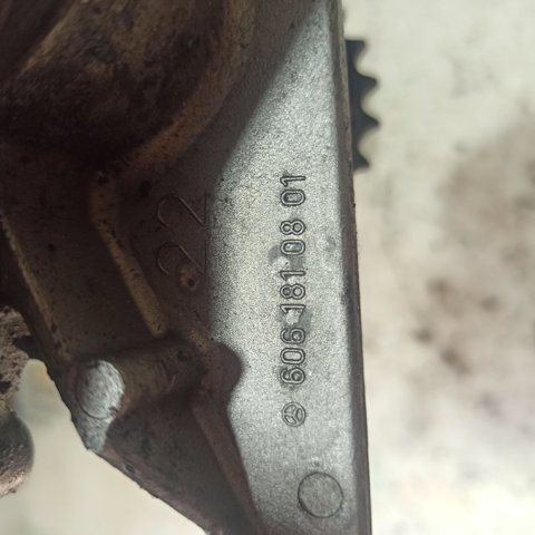 Помпа масляна A6061810801 MERCEDES