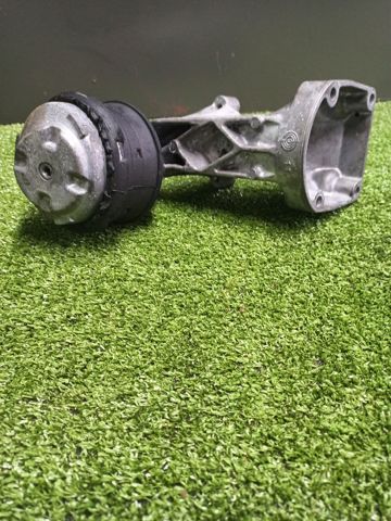 Кронштейн подушки (опори) двигуна, лівої A6112230704 MERCEDES