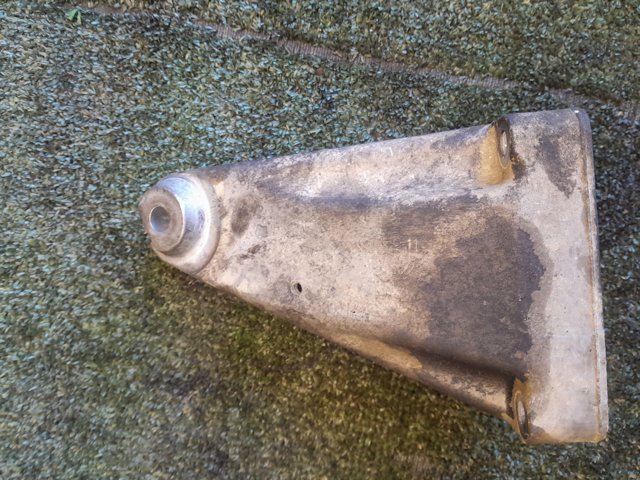 Кронштейн подушки (опори) двигуна, правої A6112230804 MERCEDES