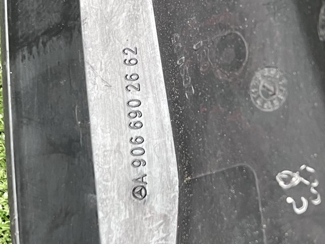Накладка переднього правого крила A9066902662 MERCEDES