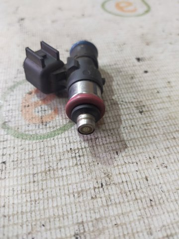 Форсунка вприску палива ZZJ113250A MAZDA