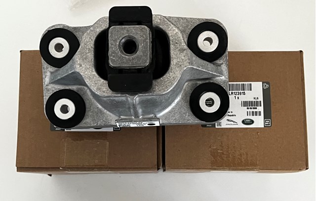 Подушка (опора) двигуна, права нижня LR123915 LAND ROVER