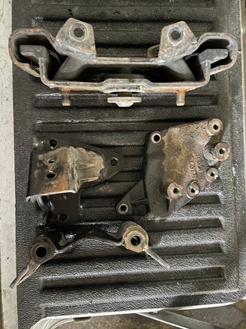 Кронштейн подушки (опори) двигуна, лівої 1091A079 MITSUBISHI