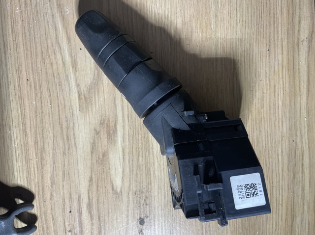 Перемикач підрульовий, правий 252608H700 NISSAN