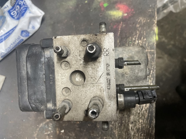 Блок АБС гідравлічний 476008H710 NISSAN