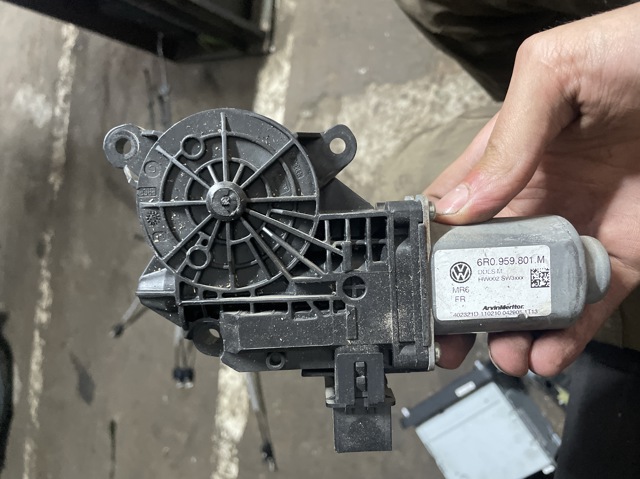 Двигун склопідіймача двері передньої, лівої 6R0959801M VAG