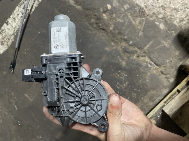 Мотор склопідйомника дверей передніх, правих 6R0959802P VAG