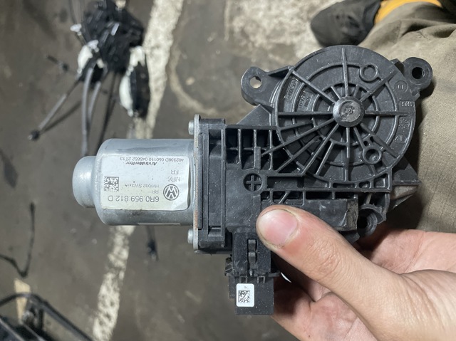 Мотор склопідйомника дверей задніх, правих 6R0959812D VAG