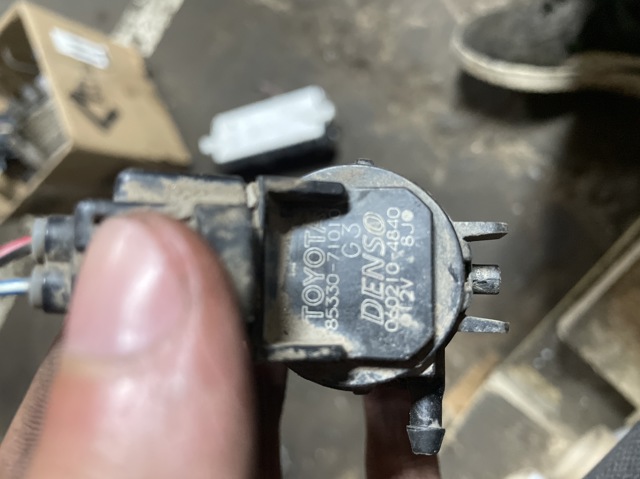 Моторчик омивача переднього скла 8533071010 TOYOTA