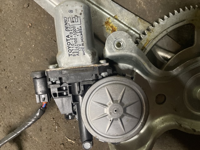Привід ліфта задній 857100K020 TOYOTA