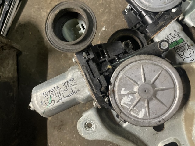 Двигун стеклопод'емника двері задньої, правої 857200K010 TOYOTA