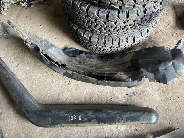 Підкрилки передні праві MB912918 MITSUBISHI