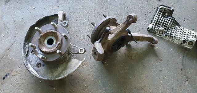 Вісь передня і поворотні кулаки UR6133021A MAZDA