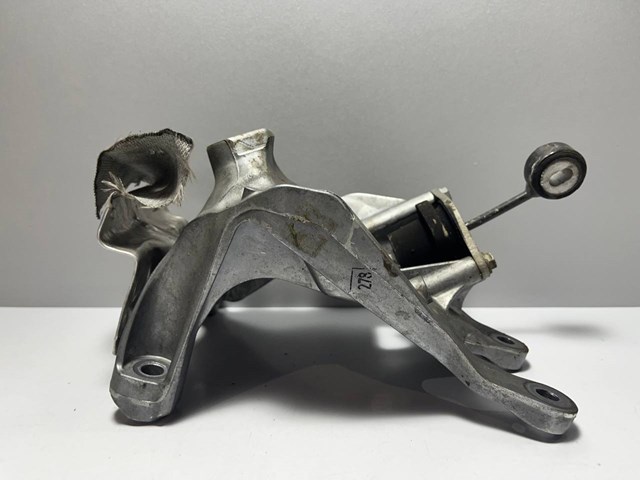 Кронштейн подушки (опори) двигуна, правої 4M0199308BM VAG