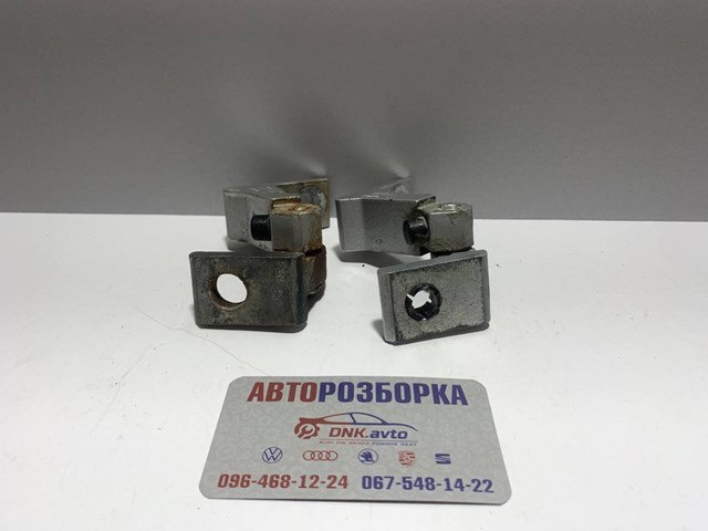 Дверний шарнір задній лівий 8K0831401B VAG