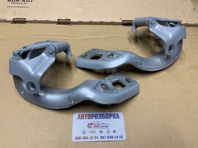 Деталі багажника (петлі і упор кришки) 8K9827299 VAG