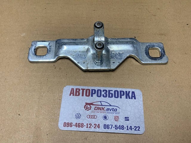 Фіксатор (зацеп) замка дверей 8P4827507 VAG